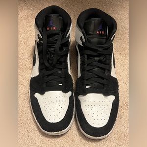 Authentic Nike Air Jordan 1 Mid SE Varsity Purple Court. Great shape. No box.